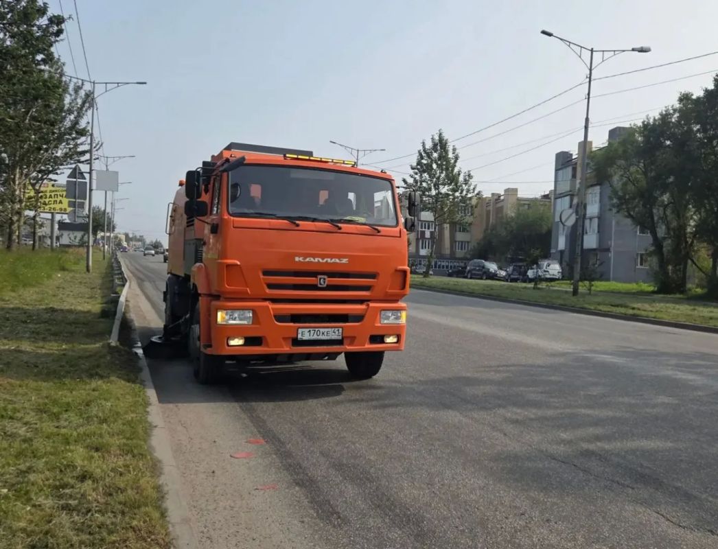 Город день за днем. . 4 сентября 2026 года В Петропавловске-Камчатском продолжаются работы по содержанию городских территорий Город день за днем. . 4 сентября 2026 года В Петропавловске-Камчатском продолжаются работы по содержанию городских территорий