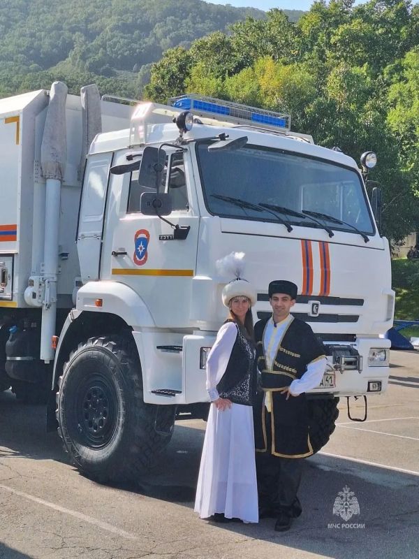 Сотрудники ГУ МЧС России принимают участие в фотоконкурсе «В узорах народных — характер героев» Сотрудники ГУ МЧС России принимают участие в фотоконкурсе «В узорах народных — характер героев»