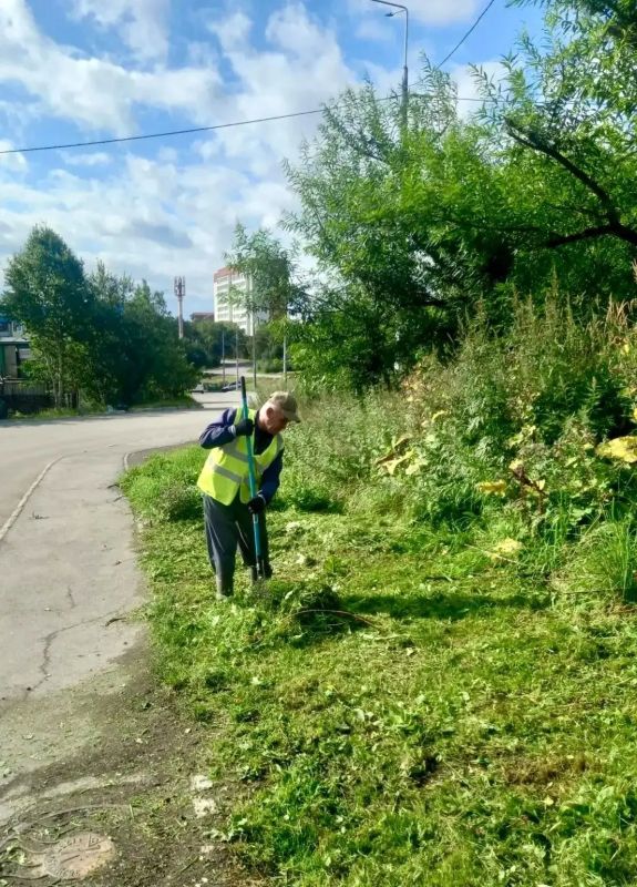 Город день за днем. . 10 сентября 2026 года В ПетропавловскеКамчатском продолжается работа по содержанию городских территорий - бригады задействованы в разных районах города Город день за днем. . 10 сентября 2026 года В ПетропавловскеКамчатском продолжается работа по содержанию городских территорий - бригады задействованы в разных районах города