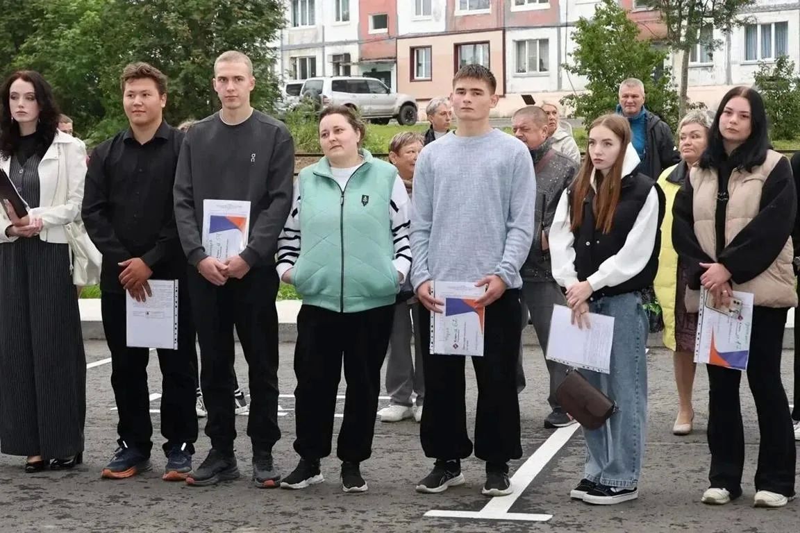 В поселке Пионерский Елизовского муниципального округа состоялось торжественное вручение ключей от квартир детям-сиротам и детям, оставшимся без попечения родителей В поселке Пионерский Елизовского муниципального округа состоялось торжественное вручение ключей от квартир детям-сиротам и детям, оставшимся без попечения родителей