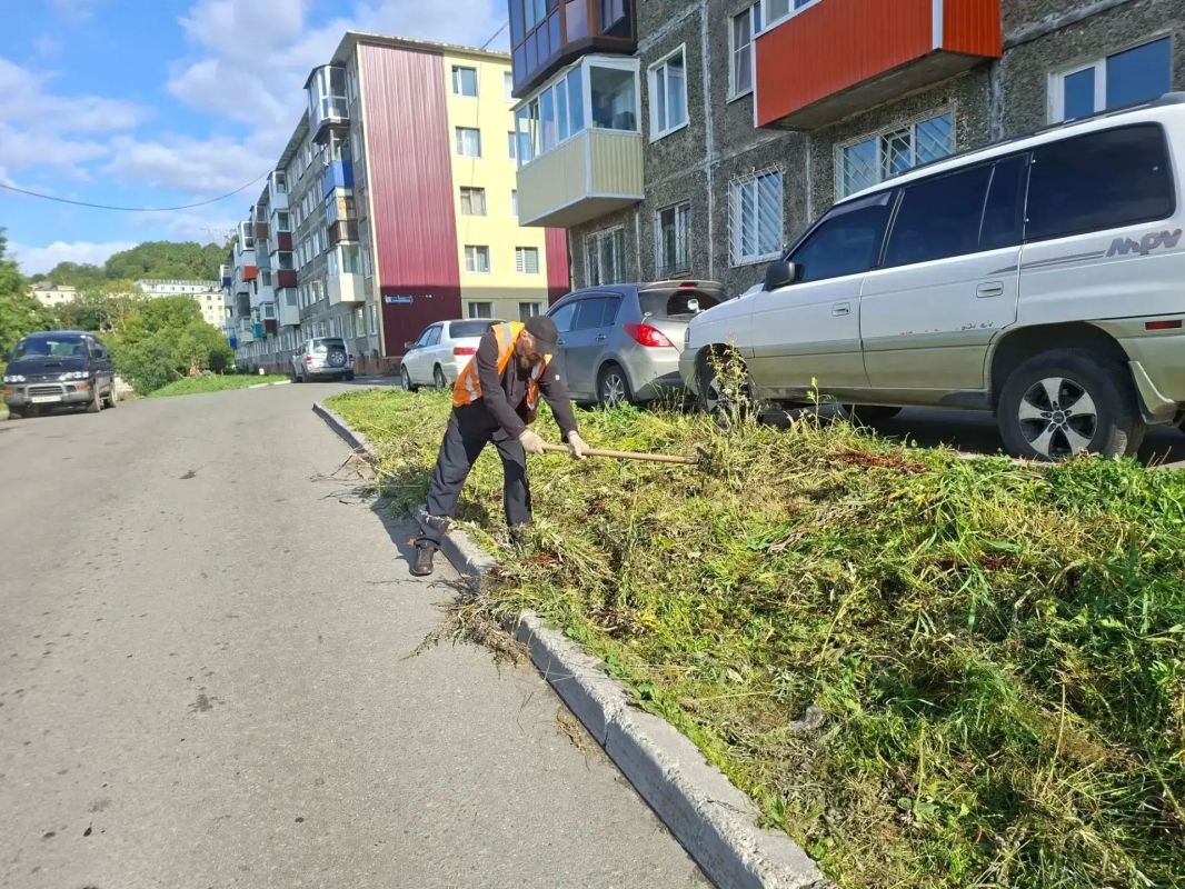 Город день за днем. . 10 сентября 2026 года В ПетропавловскеКамчатском продолжается работа по содержанию городских территорий - бригады задействованы в разных районах города