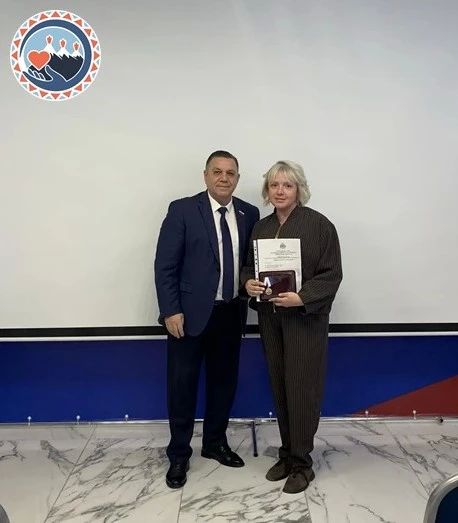 Директора Центра содействия развитию семейных форм устройства "Радуга" наградили нагрудным знаком в честь юбилея основания города Директора Центра содействия развитию семейных форм устройства "Радуга" наградили нагрудным знаком в честь юбилея основания города