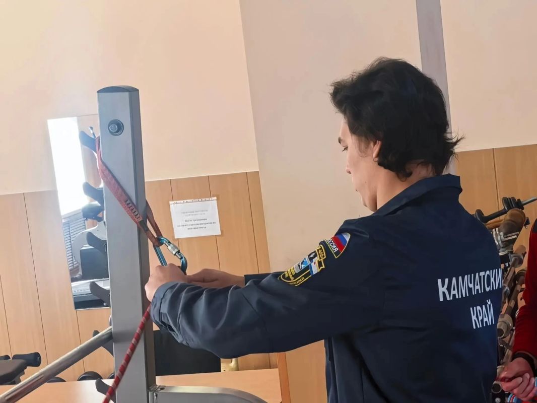 На Камчатке спасателей проверили на силу, знания и работу с компасом На Камчатке спасателей проверили на силу, знания и работу с компасом