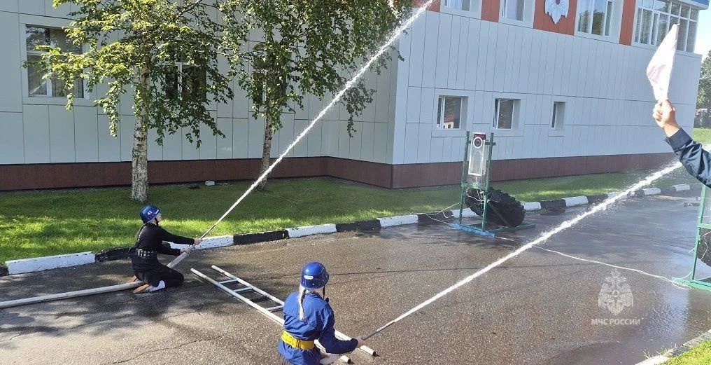 Состязания по пожарно-спасательному спорту среди школьников прошли на Камчатке Состязания по пожарно-спасательному спорту среди школьников прошли на Камчатке