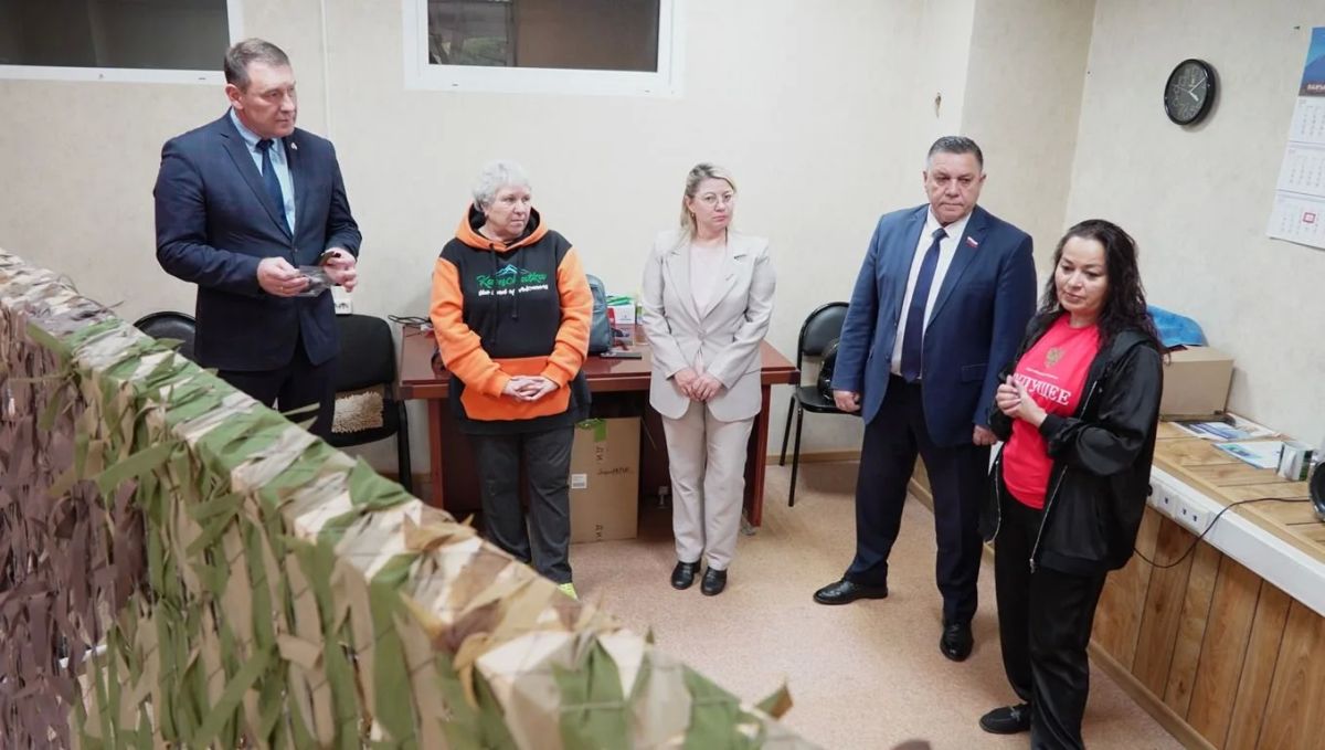 Глава краевого центра Андрей Воровский совместно с Председателем Городской Думы Андреем Лимановым и руководителем Контрольно-счетной палаты города Светланой Соболь встретились с волонтерами общественной организации... Глава краевого центра Андрей Воровский совместно с Председателем Городской Думы Андреем Лимановым и руководителем Контрольно-счетной палаты города Светланой Соболь встретились с волонтерами общественной организации...