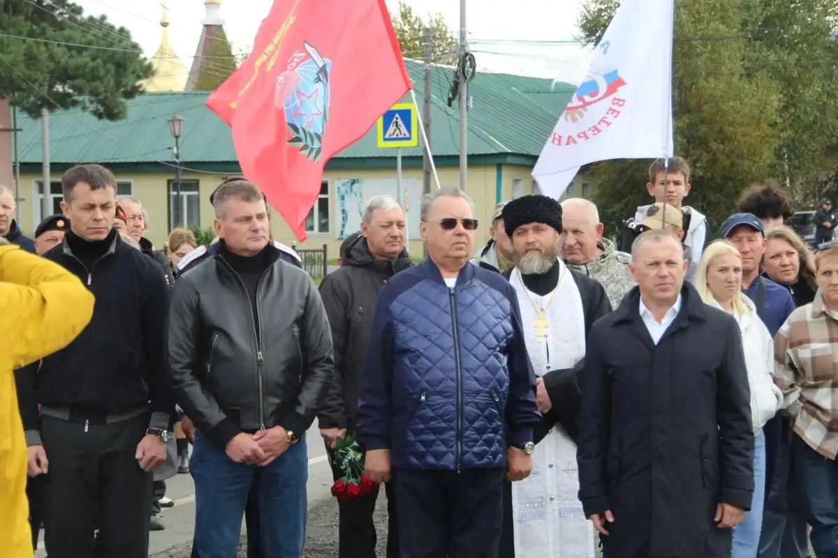 В селе Мильково в сквере Памяти открыли памятник героям специальной военной операции В селе Мильково в сквере Памяти открыли памятник героям специальной военной операции