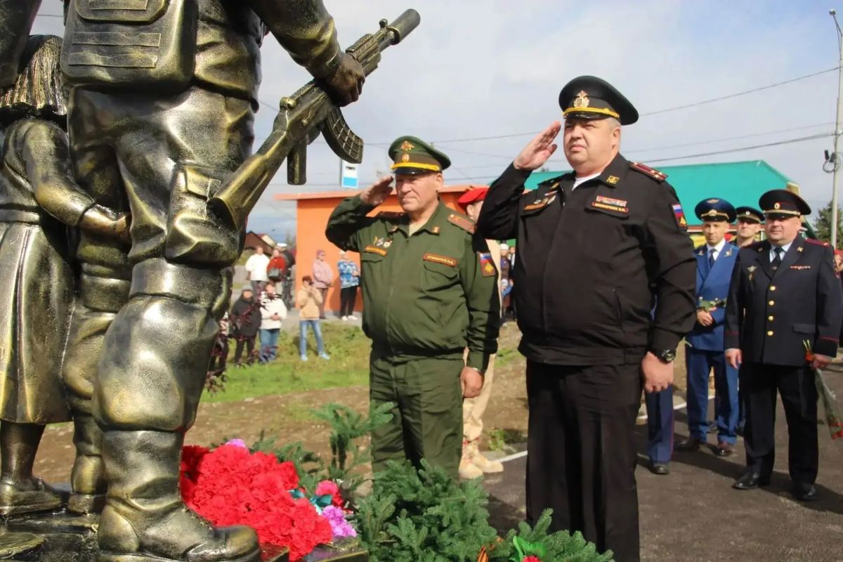В селе Мильково в сквере Памяти открыли памятник героям специальной военной операции В селе Мильково в сквере Памяти открыли памятник героям специальной военной операции