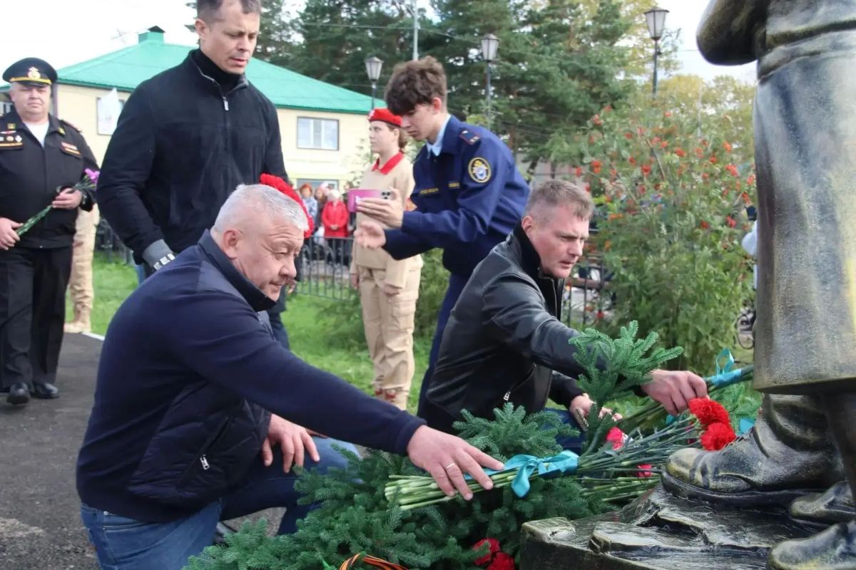 В селе Мильково в сквере Памяти открыли памятник героям специальной военной операции В селе Мильково в сквере Памяти открыли памятник героям специальной военной операции