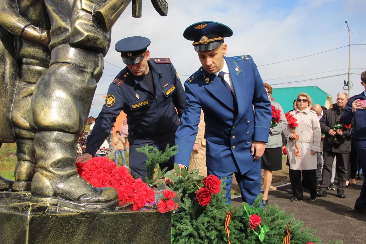 Прокурор Мильковского района принял участие в открытии памятника героям СВО Прокурор Мильковского района принял участие в открытии памятника героям СВО