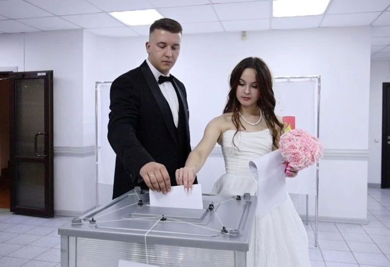 Камчатские молодожёны после бракосочетания отправились голосовать