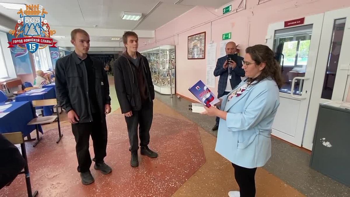 В избирательном участке № 49 поздравили молодых избирателей с торжественным событием – в первый раз приняли участие в голосовании