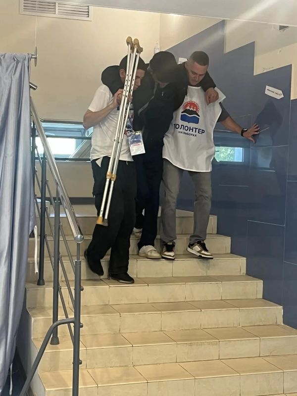 Волонтеры Камчатского края помогают маломобильным избирателям Волонтеры Камчатского края помогают маломобильным избирателям