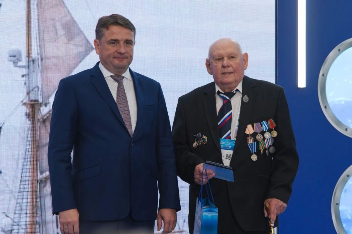 Выдающихся представителей рыбной отрасли наградили на полях Международного рыбопромышленного форума Выдающихся представителей рыбной отрасли наградили на полях Международного рыбопромышленного форума