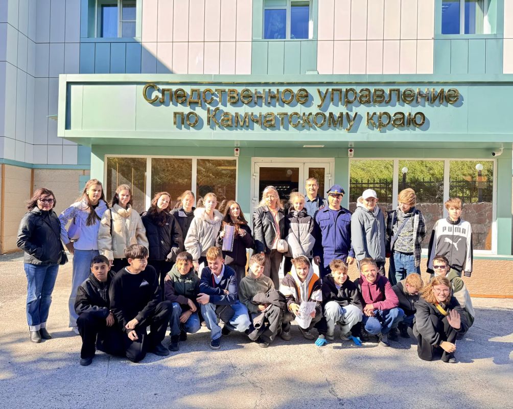 Сотрудники следственного управления СК России по Камчатскому краю провели профориентационное занятие для школьников Сотрудники следственного управления СК России по Камчатскому краю провели профориентационное занятие для школьников