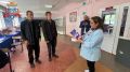 В избирательном участке № 49 поздравили молодых избирателей с торжественным событием – в первый раз приняли участие в голосовании