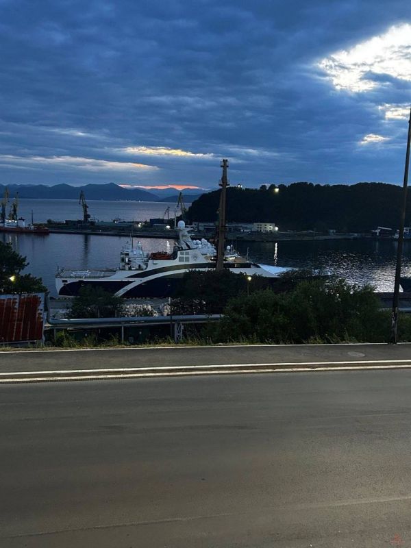 Тем временем новейшее аварийно-спасательное судно "Воевода" проекта 23700, «без лишнего шума» прибыло в Петропавловск-Камчатский, Камчатский край Тем временем новейшее аварийно-спасательное судно "Воевода" проекта 23700, «без лишнего шума» прибыло в Петропавловск-Камчатский, Камчатский край
