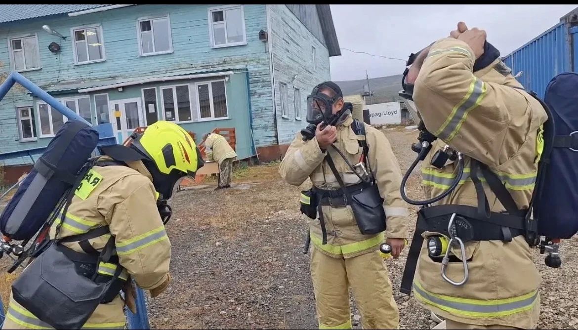 На Камчатке спасатели провели учения в школе На Камчатке спасатели провели учения в школе