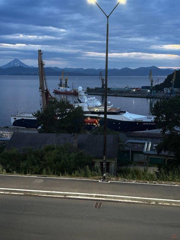 Тем временем новейшее аварийно-спасательное судно "Воевода" проекта 23700, «без лишнего шума» прибыло в Петропавловск-Камчатский, Камчатский край Тем временем новейшее аварийно-спасательное судно "Воевода" проекта 23700, «без лишнего шума» прибыло в Петропавловск-Камчатский, Камчатский край