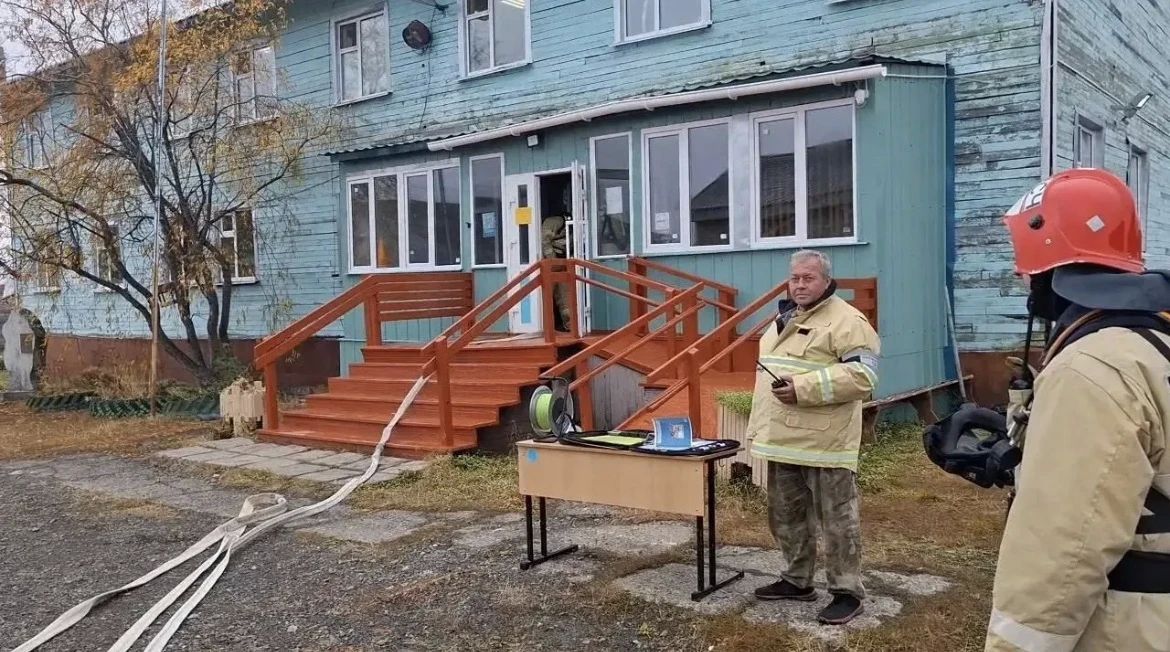 На Камчатке спасатели провели учения в школе На Камчатке спасатели провели учения в школе