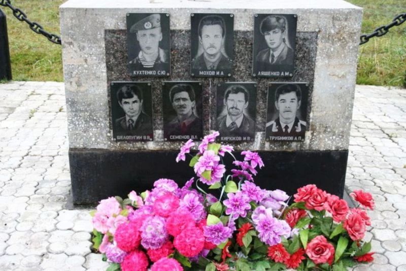 На Камчатке почтили память погибших на Халактырском пляже парашютистов