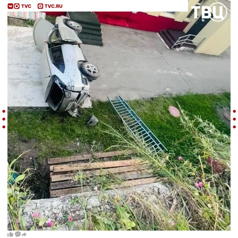 Водитель сдавал назад и выпрыгнул из машины за секунду до её падения с обрыва