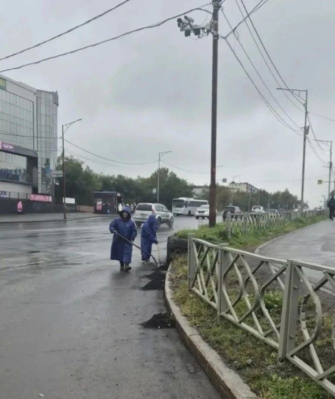 Город день за днем. 22 сентября 2026 года Работы по содержанию городских территорий продолжаются ежедневно Город день за днем. 22 сентября 2026 года Работы по содержанию городских территорий продолжаются ежедневно