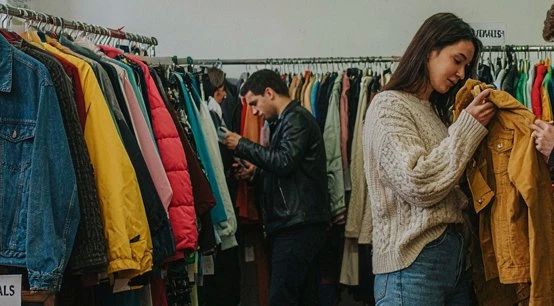 Из-за моды на 90-е в России выросли продажи винтажной одежды