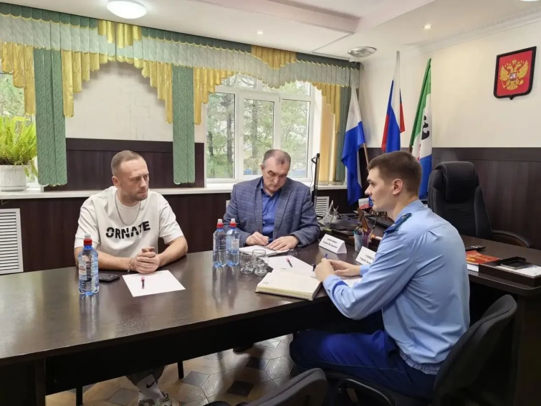 Прокурор Тигильского района Сергей Смищук и глава Тигильского муниципального округа Андрей Пригоряну провели прием местных жителей Прокурор Тигильского района Сергей Смищук и глава Тигильского муниципального округа Андрей Пригоряну провели прием местных жителей