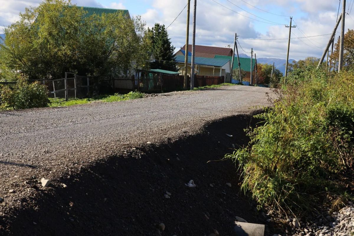 Дорогу на улице Спортивной в Сосновке избавили от ям и провалов Дорогу на улице Спортивной в Сосновке избавили от ям и провалов
