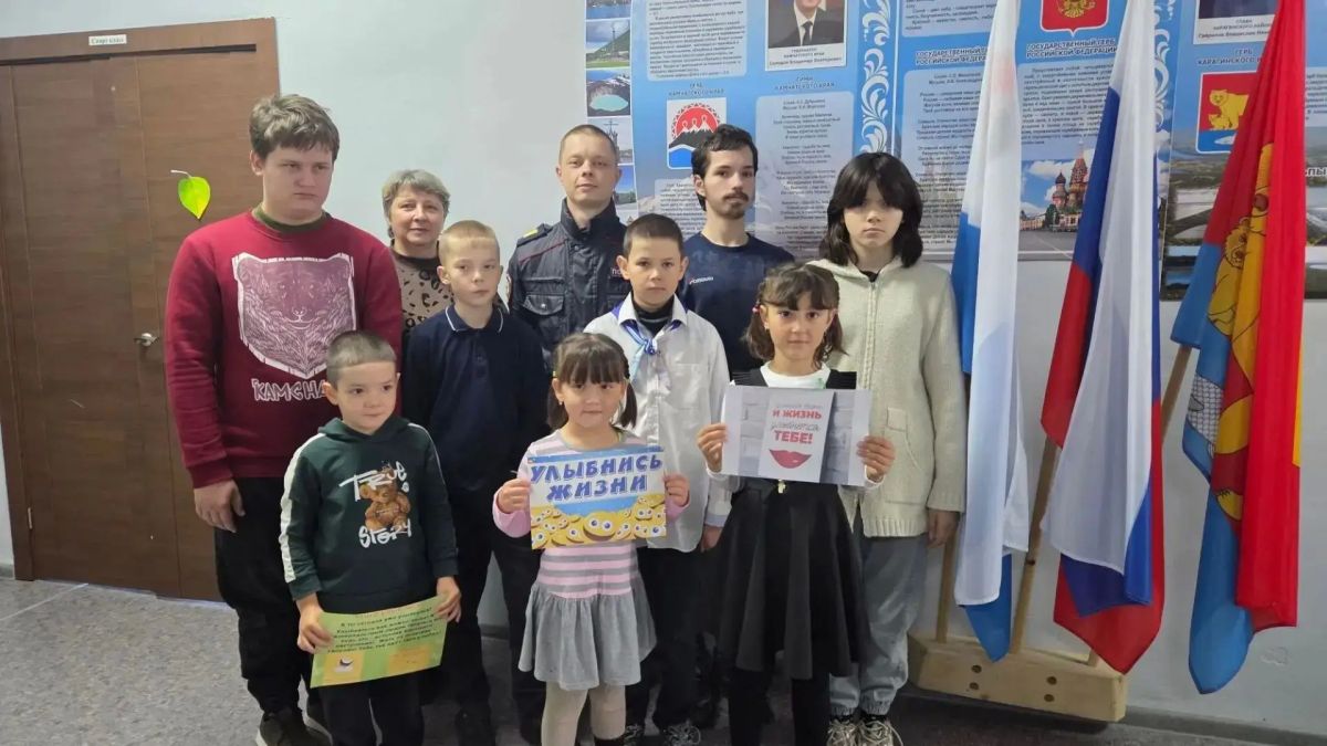 В Карагинском районе полицейский провёл для школьников урок безопасности В Карагинском районе полицейский провёл для школьников урок безопасности