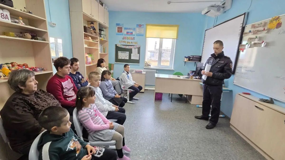 В Карагинском районе полицейский провёл для школьников урок безопасности В Карагинском районе полицейский провёл для школьников урок безопасности
