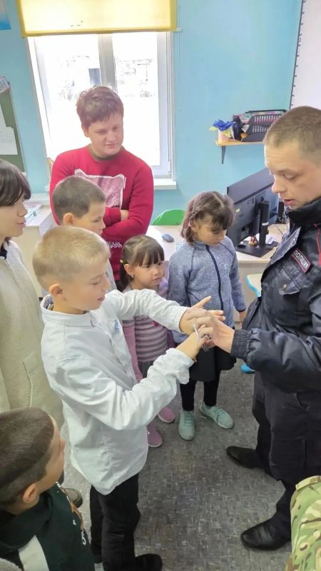В Карагинском районе полицейский провёл для школьников урок безопасности В Карагинском районе полицейский провёл для школьников урок безопасности