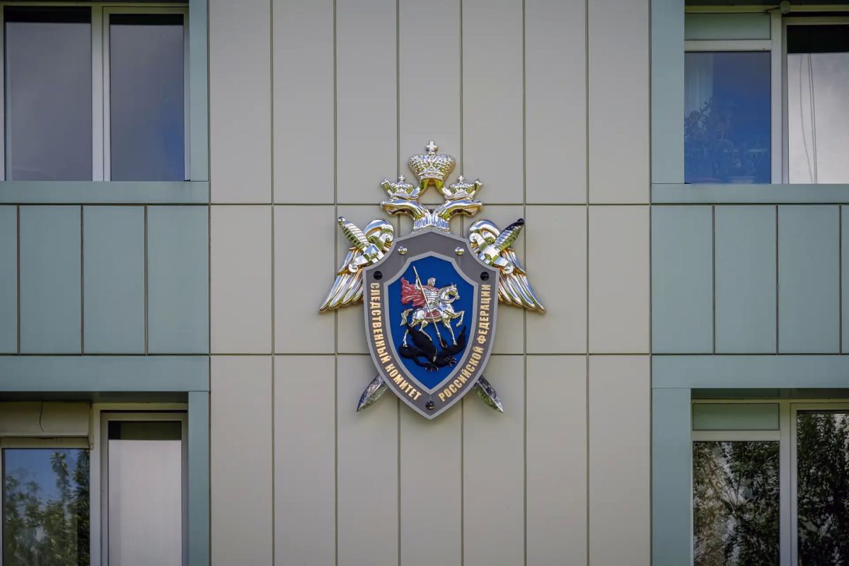 Близкие отношения с должником: пристав помогала ему избежать ответственности