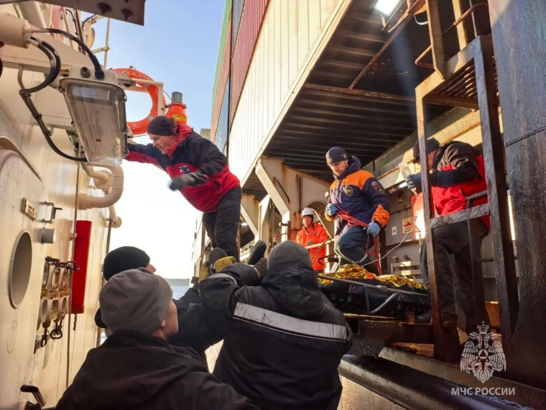 Семь человек пострадали при пожаре на рыболовецком судне у Камчатки Семь человек пострадали при пожаре на рыболовецком судне у Камчатки