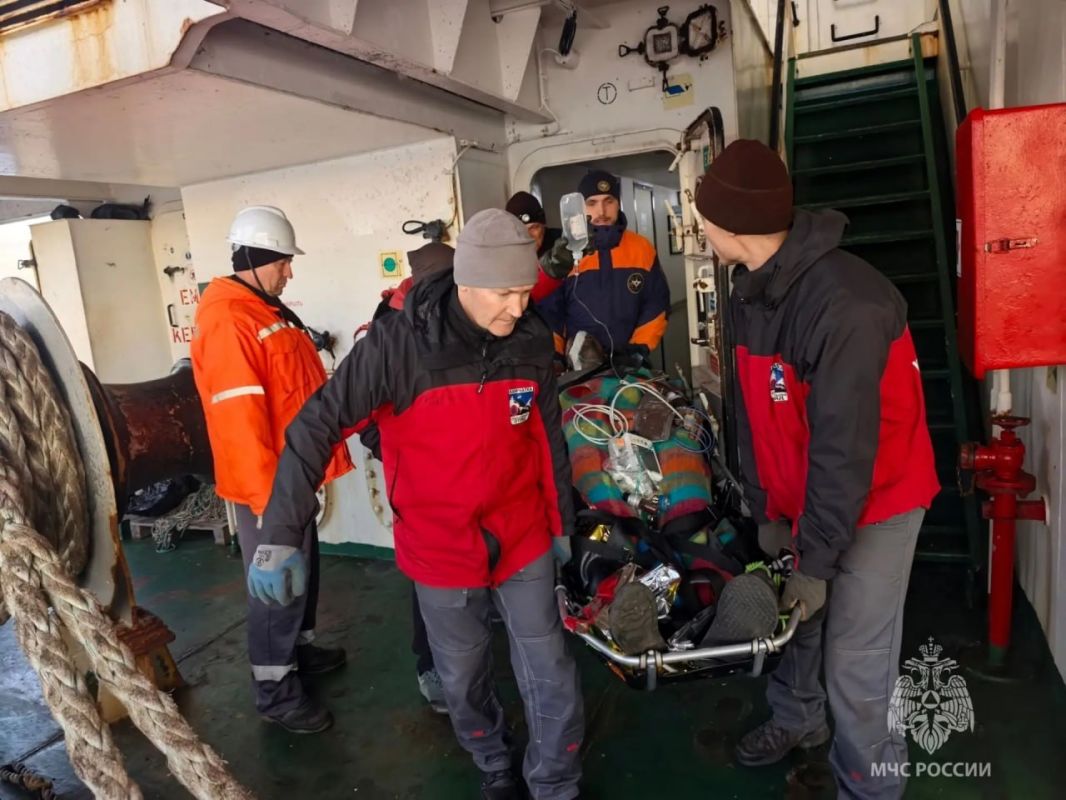 Семь человек пострадали при пожаре на рыболовецком судне у Камчатки Семь человек пострадали при пожаре на рыболовецком судне у Камчатки