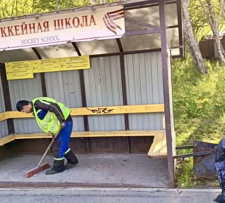 Город день за днем. 28 сентября 2026 года В Петропавловске-Камчатском продолжаются работы по содержанию городской территории Подрядные организации проводят уборку проезжей части, тротуаров и прилегающих территорий Город день за днем. 28 сентября 2026 года В Петропавловске-Камчатском продолжаются работы по содержанию городской территории Подрядные организации проводят уборку проезжей части, тротуаров и прилегающих территорий