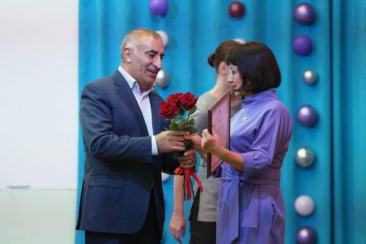 Средняя школа № 36 имени П.Т. Новограбленова в ПетропавловскеКамчатском отметила 45летие Средняя школа № 36 имени П.Т. Новограбленова в ПетропавловскеКамчатском отметила 45летие