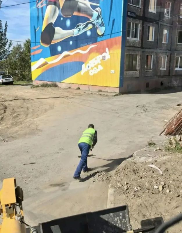 Город день за днем. 28 сентября 2026 года В Петропавловске-Камчатском продолжаются работы по содержанию городской территории Подрядные организации проводят уборку проезжей части, тротуаров и прилегающих территорий Город день за днем. 28 сентября 2026 года В Петропавловске-Камчатском продолжаются работы по содержанию городской территории Подрядные организации проводят уборку проезжей части, тротуаров и прилегающих территорий
