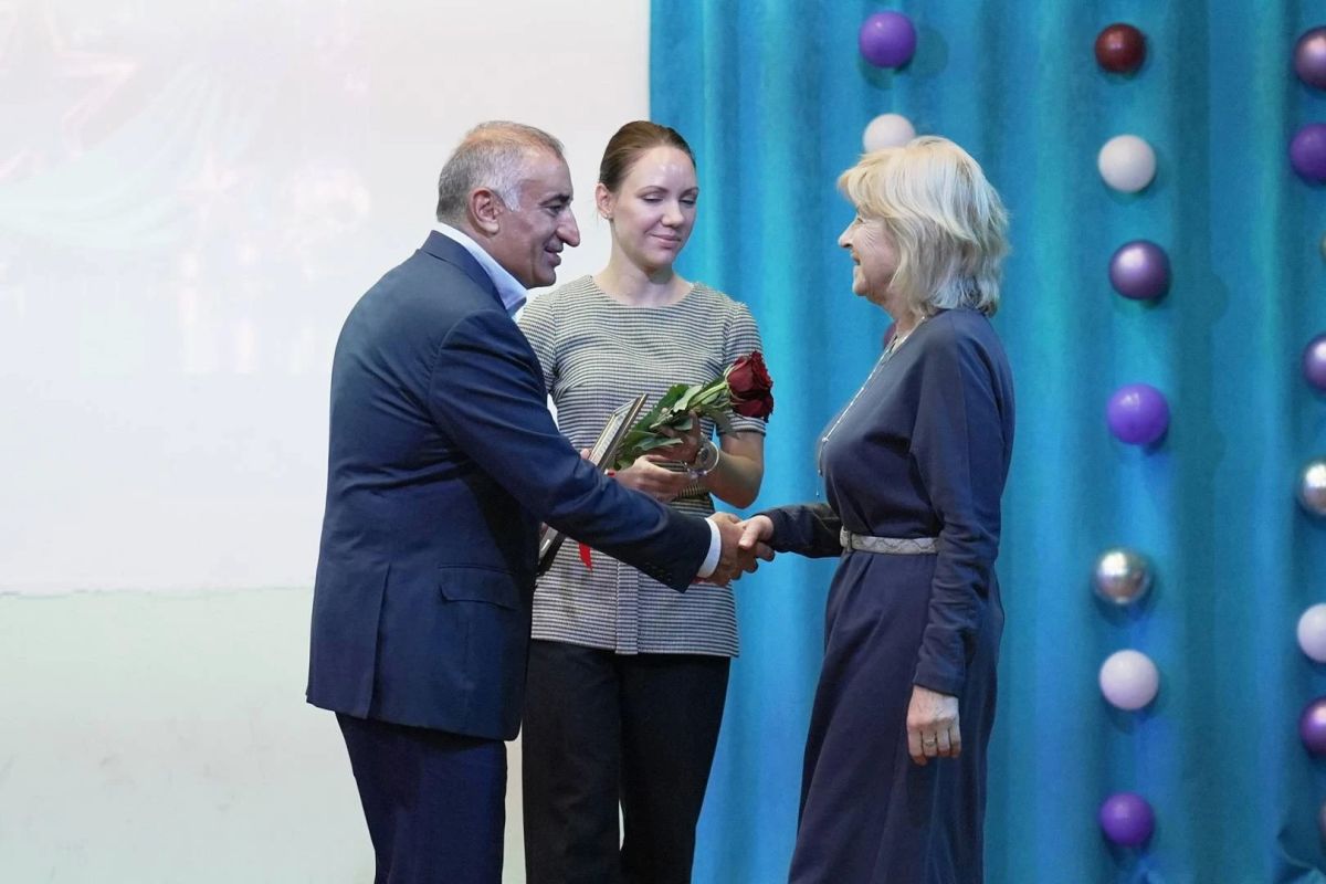 Средняя школа № 36 имени П.Т. Новограбленова в ПетропавловскеКамчатском отметила 45летие Средняя школа № 36 имени П.Т. Новограбленова в ПетропавловскеКамчатском отметила 45летие