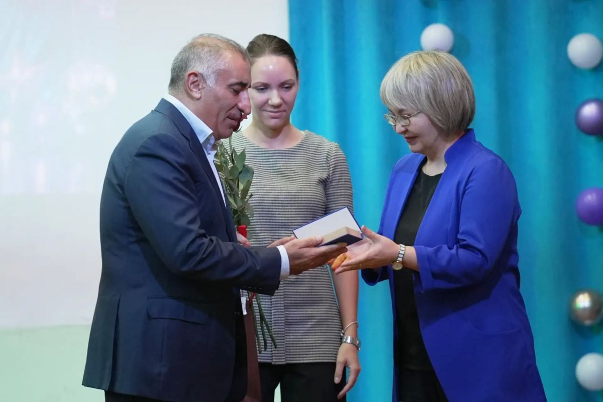 Средняя школа № 36 имени П. Т. Новограбленова в ПетропавловскеКамчатском отметила 45летие Средняя школа № 36 имени П. Т. Новограбленова в ПетропавловскеКамчатском отметила 45летие