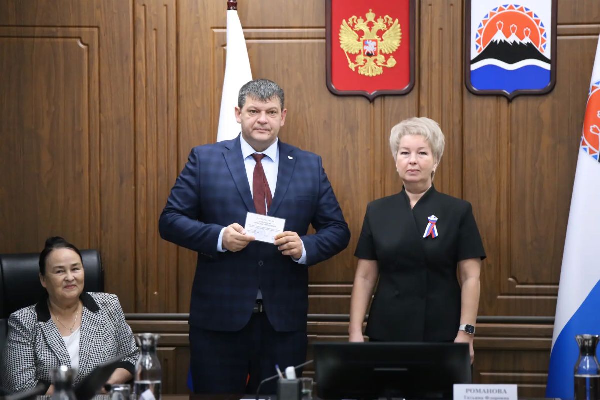 Депутаты Законодательного Собрания Камчатского края 5-го созыва получили удостоверения об избрании Депутаты Законодательного Собрания Камчатского края 5-го созыва получили удостоверения об избрании