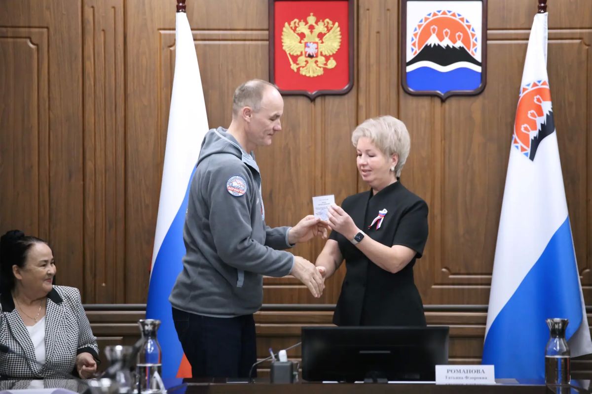 Депутаты Законодательного Собрания Камчатского края 5-го созыва получили удостоверения об избрании Депутаты Законодательного Собрания Камчатского края 5-го созыва получили удостоверения об избрании