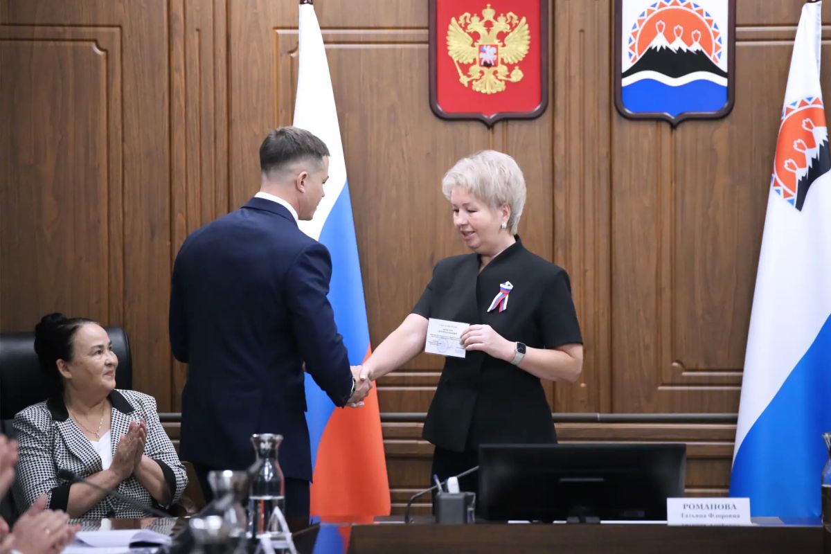 Депутаты Законодательного Собрания Камчатского края 5-го созыва получили удостоверения об избрании Депутаты Законодательного Собрания Камчатского края 5-го созыва получили удостоверения об избрании