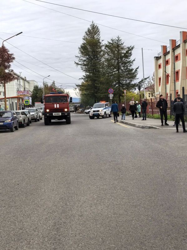 В Петропавловске-Камчатском на месте пожара полицейские обеспечивают охрану общественного порядка и регулируют дорожное движение В Петропавловске-Камчатском на месте пожара полицейские обеспечивают охрану общественного порядка и регулируют дорожное движение