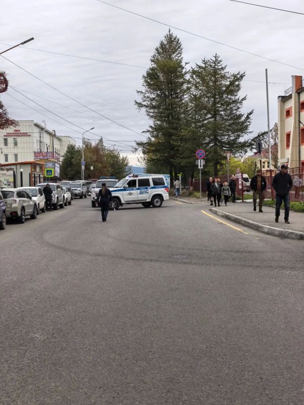 В Петропавловске-Камчатском на месте пожара полицейские обеспечивают охрану общественного порядка и регулируют дорожное движение В Петропавловске-Камчатском на месте пожара полицейские обеспечивают охрану общественного порядка и регулируют дорожное движение