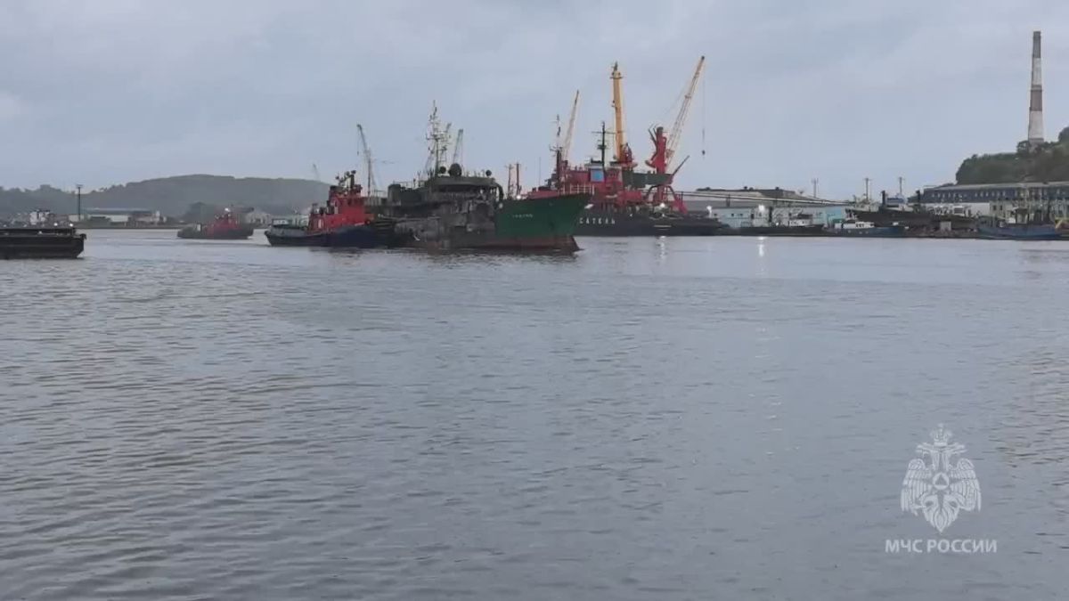 «Триумф» отбуксировали в порт - пожарные МЧС проводят дотушивание внутри судна