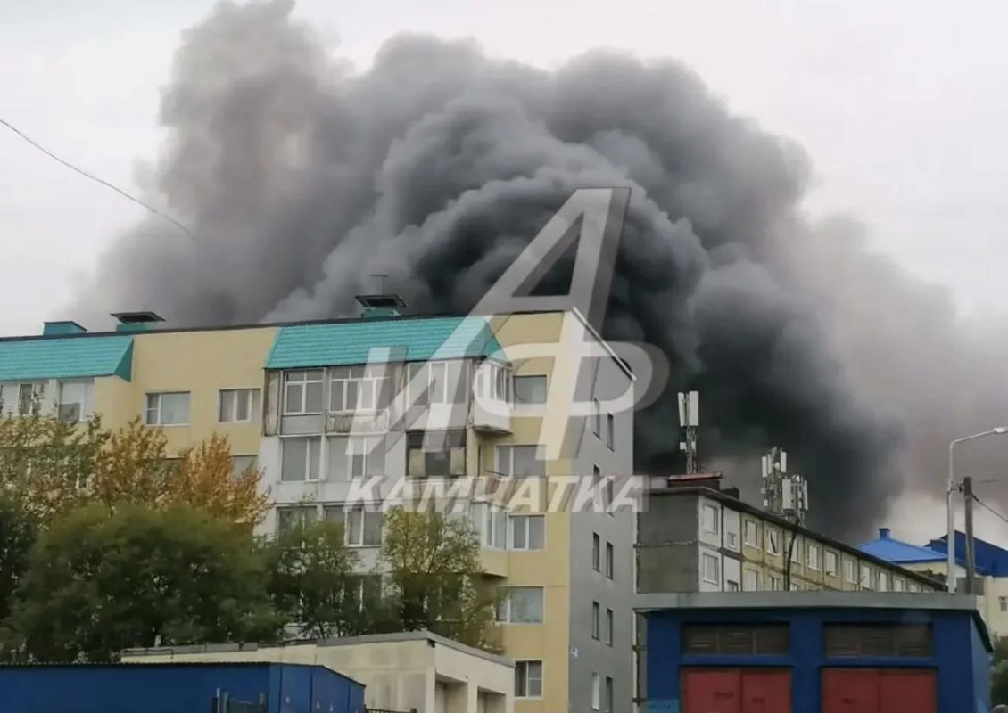 Площадь пожара на рынке достигла 900 квадратов