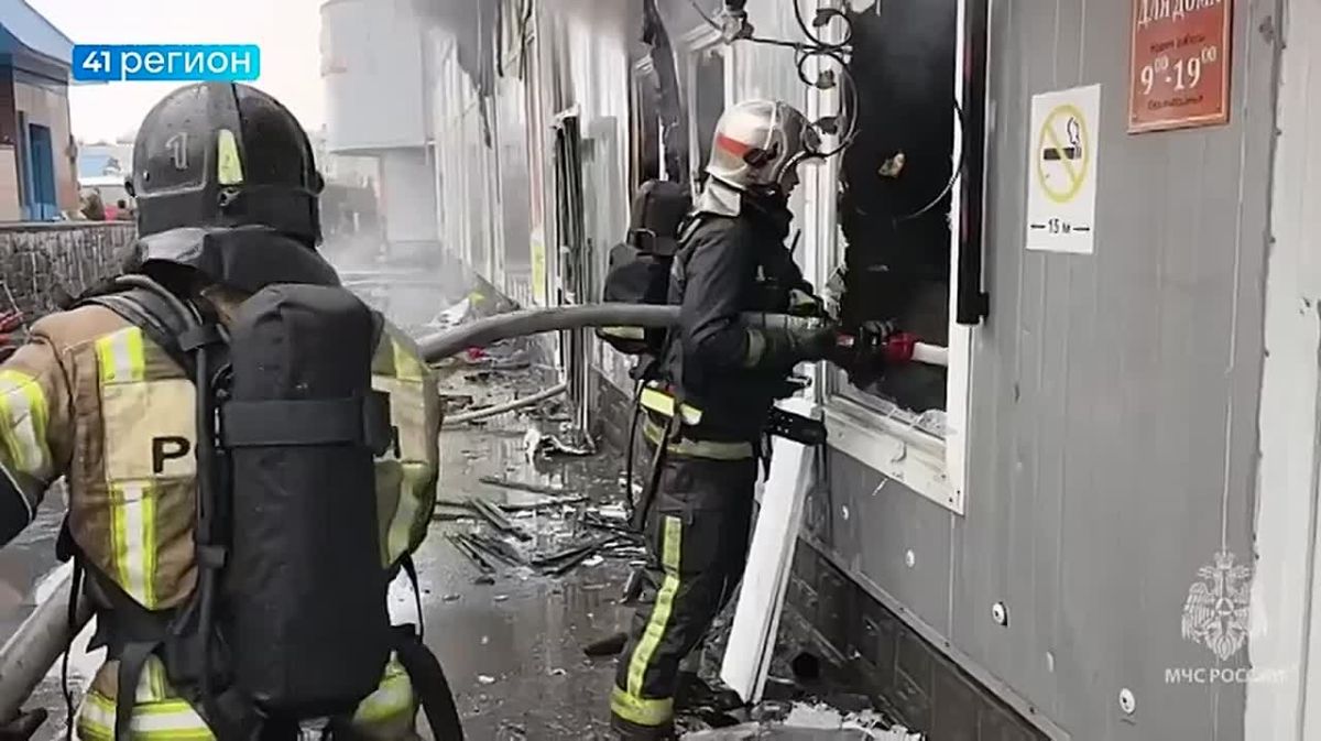 Торговый ряд № 7 загорелся на рынке 6 километра в столице Камчатки