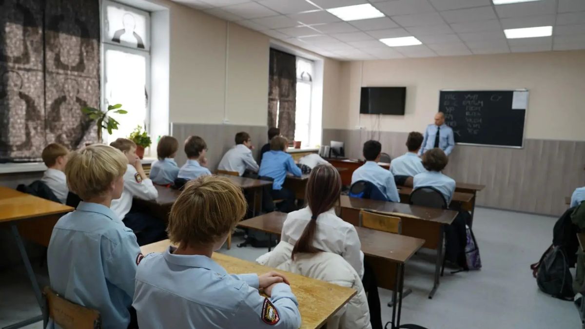 Сотрудники Центра профессиональной подготовки полиции провели занятие для учащихся класса правоохранительной направленности
