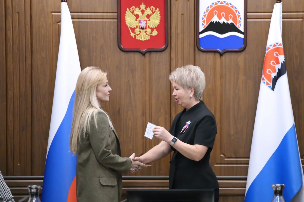 Депутаты Законодательного Собрания Камчатского края 5-го созыва получили удостоверения об избрании Депутаты Законодательного Собрания Камчатского края 5-го созыва получили удостоверения об избрании